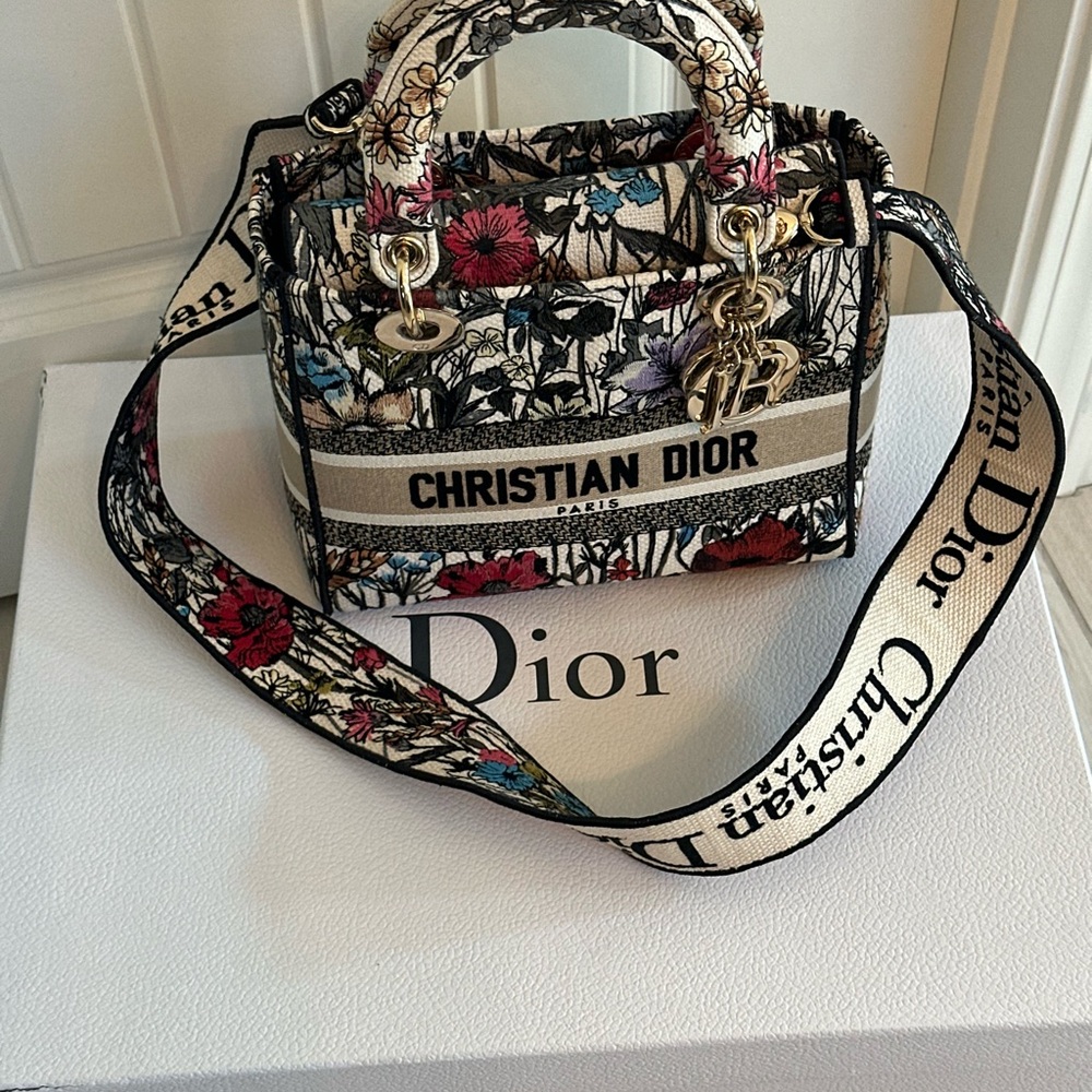 Medium Lady D-Lite Bag
Latte Embroidery with Multicolor Dior Cabinet de la Mer - Picture 4 of 15